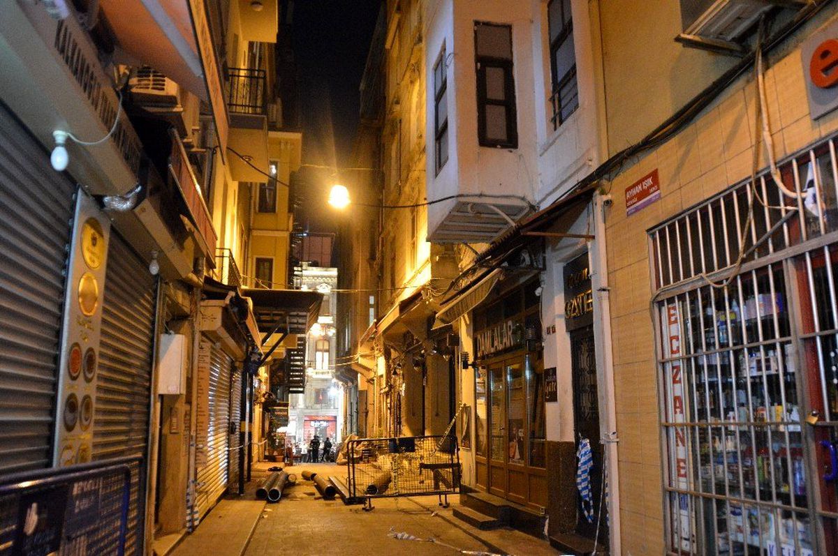 Beyoğlu\'nda çökme tehlikesi sebebiyle boşaltılan tarihi binanın kolonları güçlendirildi