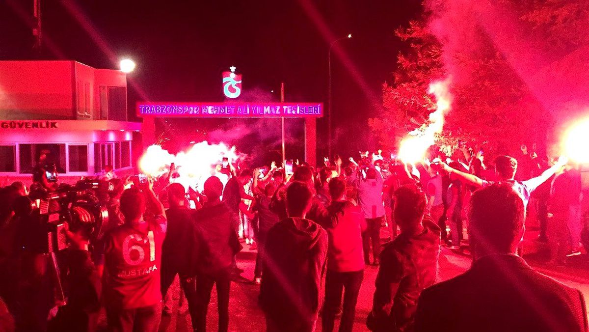 Bordo-mavili taraftarlar meşalelerle takımlarını stada uğurladı