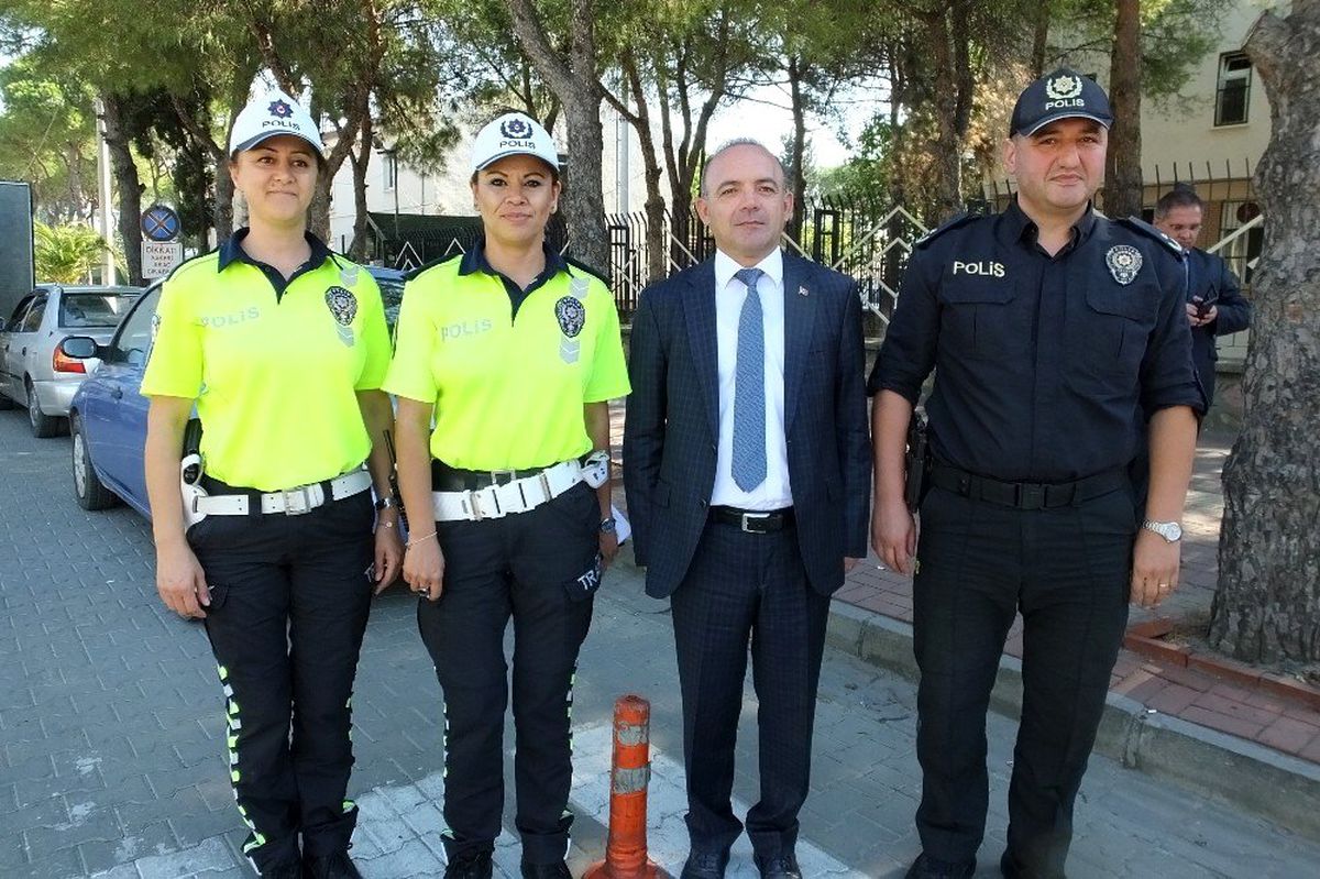 Burhaniye\'de trafiğe kadın eli