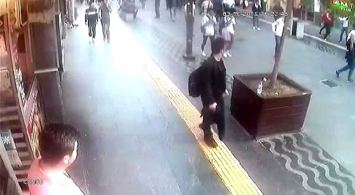 Caddede pompalı tüfekli saldırı kamerada