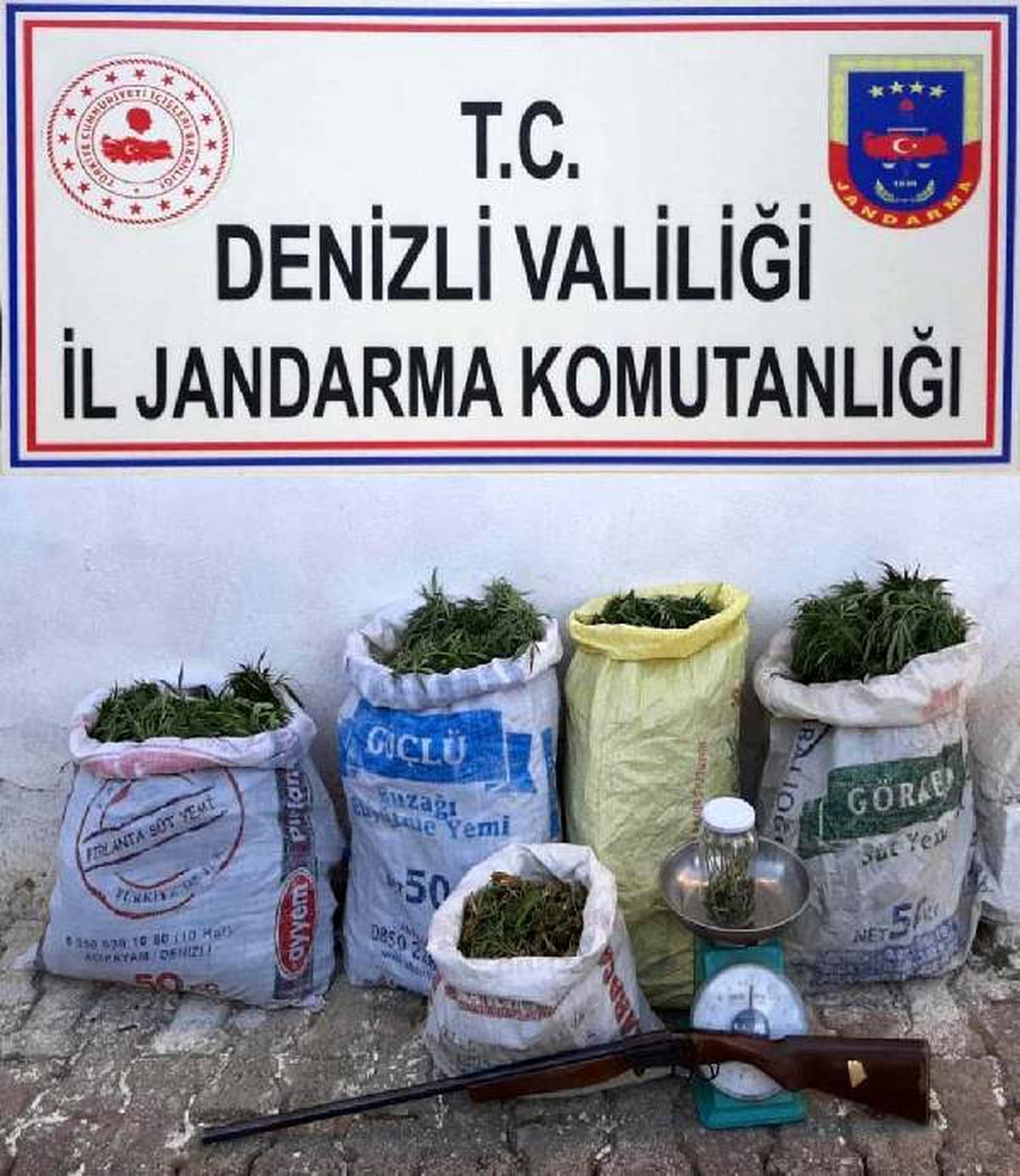 Çal\'da 16 kilo esrara 1 tutuklama