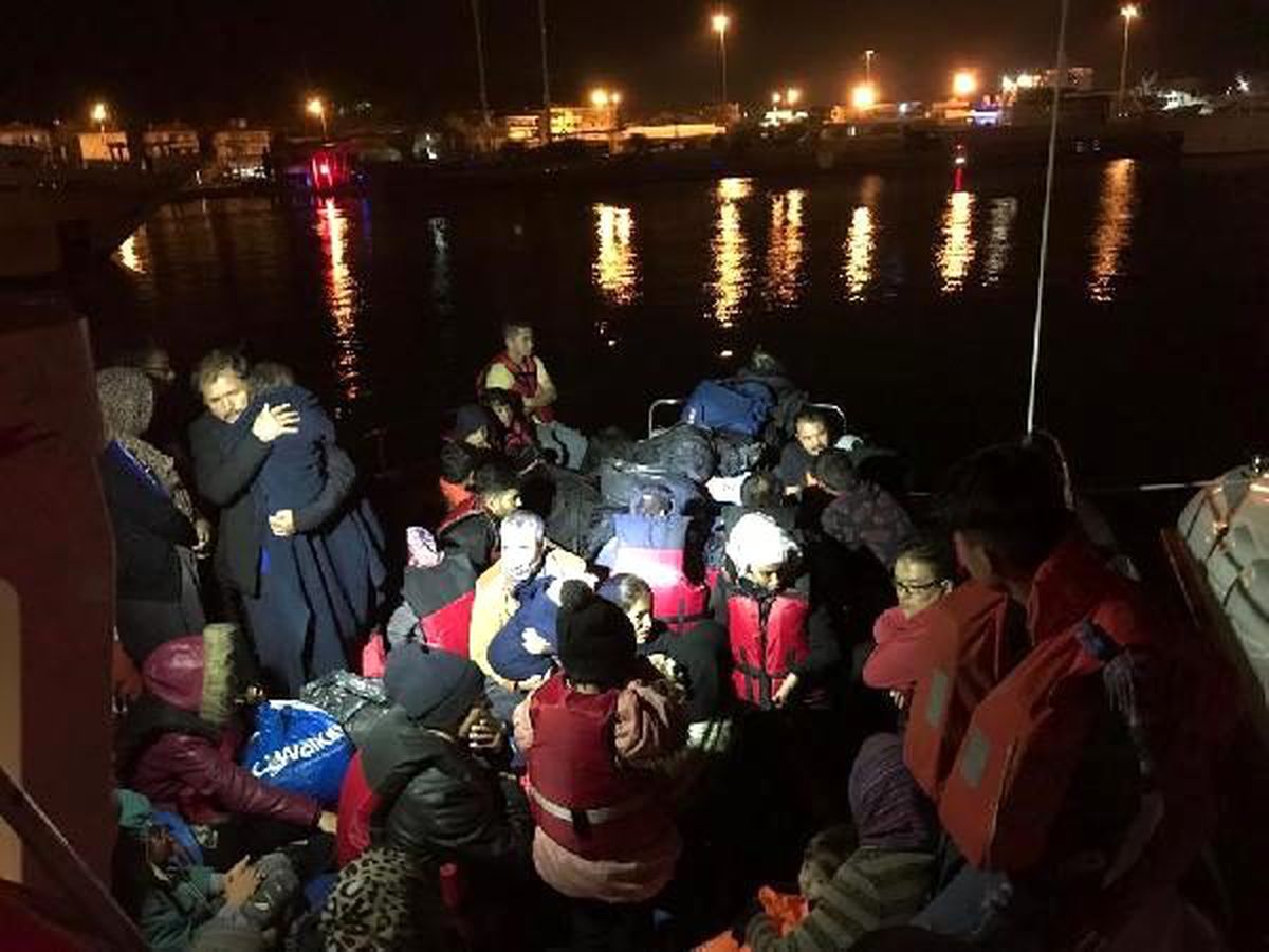 Çeşme ve seferihisar\'da 105 kaçak göçmen yakalandı