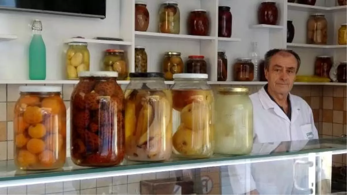 Çilekten kozalağa kadar turşu yapıyor