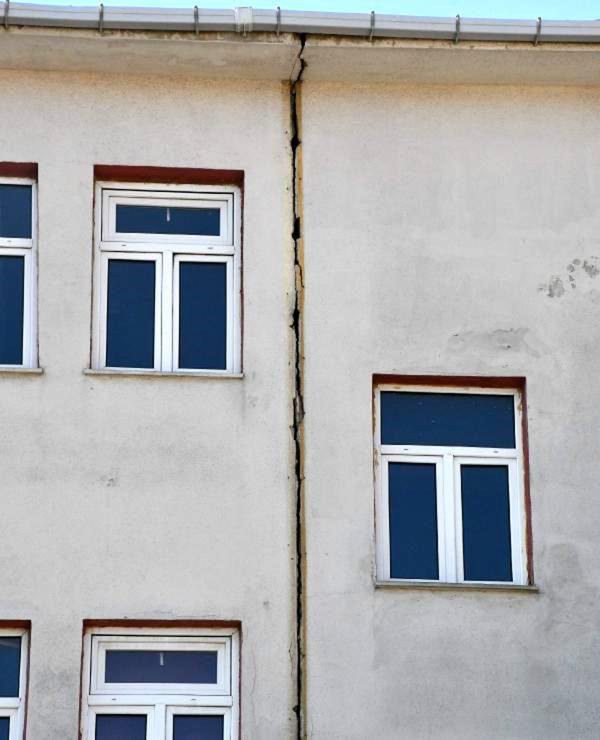 Çorlu\'da, depremde hasar gören okulun bir binası boşaltıldı