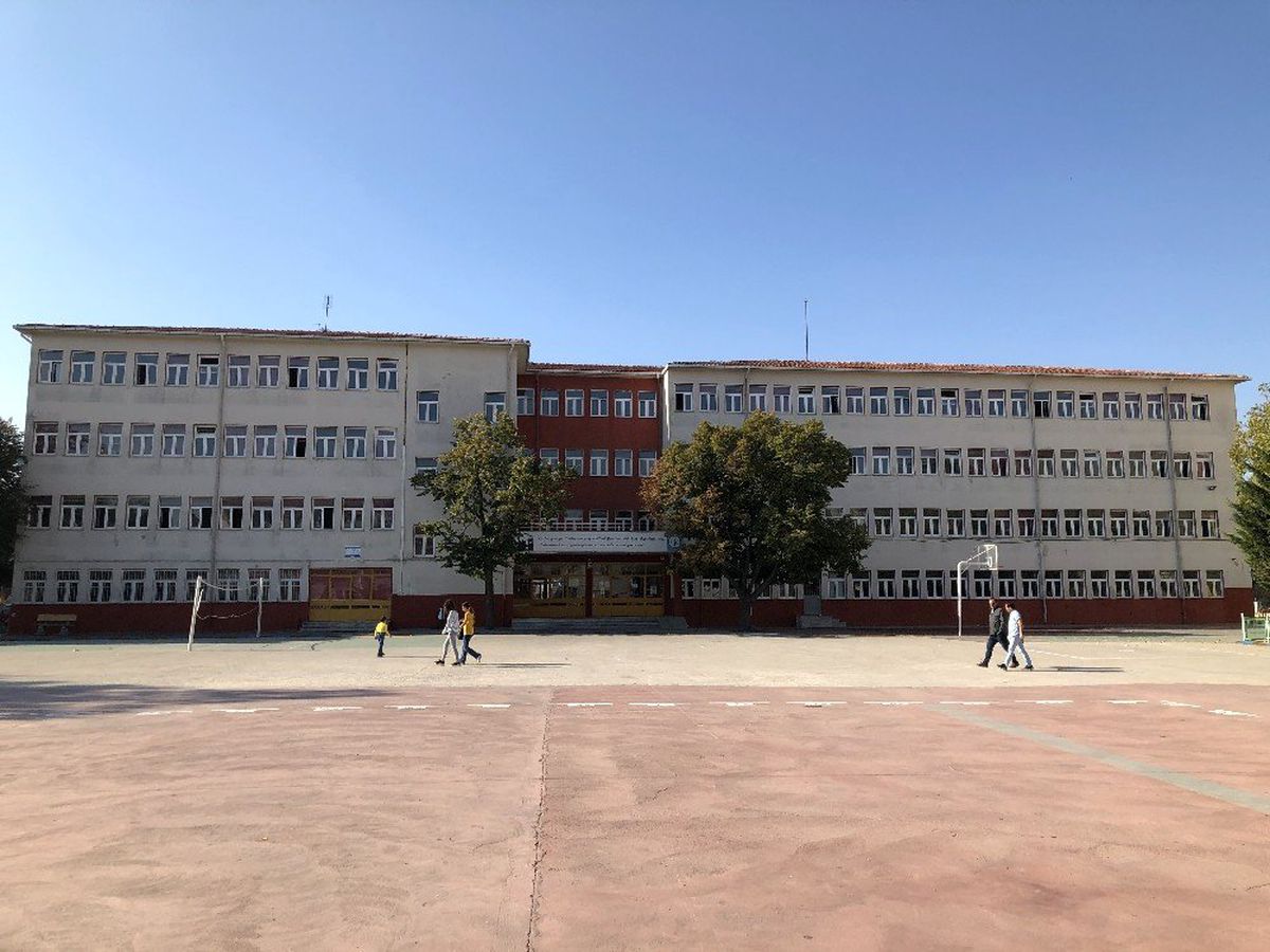 Depremde hasar gören 20 yıllık okul boşaltıldı