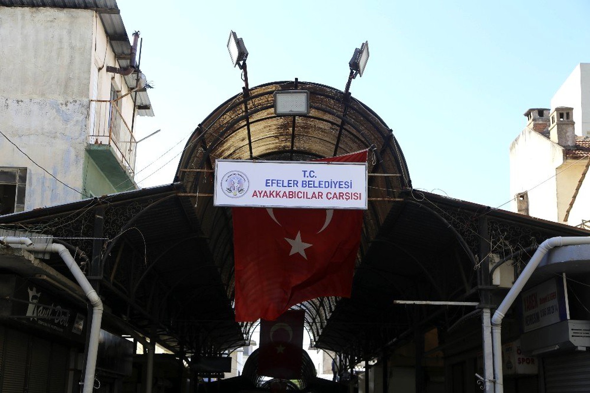 Efeler Belediyesi ekipleri Ayakkabıcılar Çarşısı\'nda temizlik çalışması yaptı