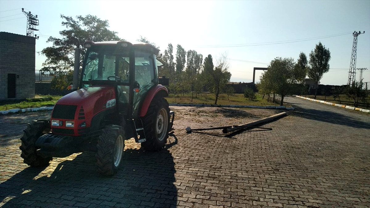 Elektrik direğini çalarken suç üstü yakalandılar