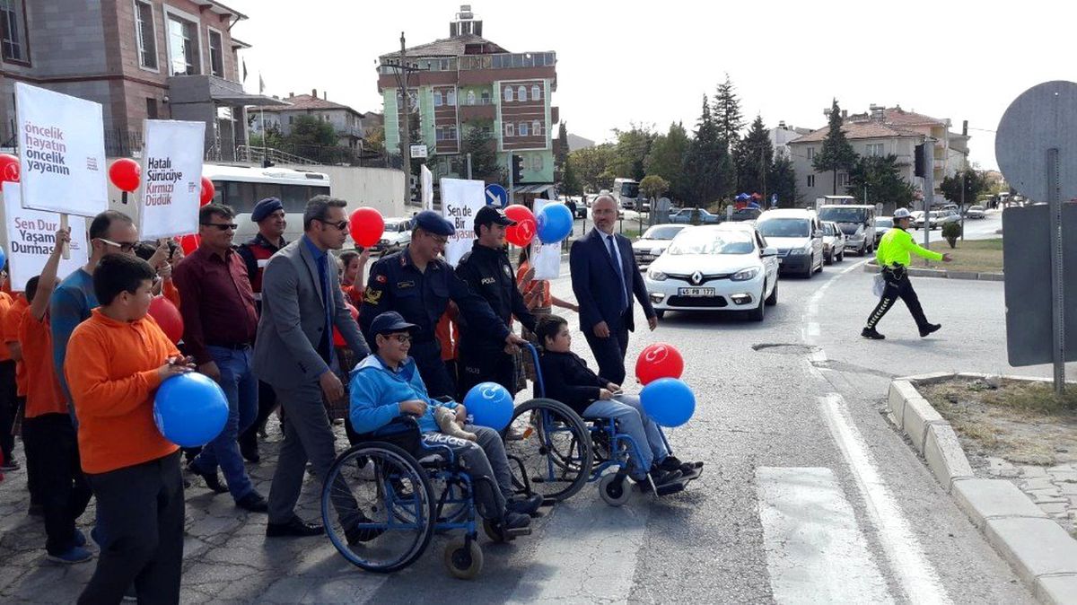 Engelli öğrenciler yaya önceliğine dikkat çekti
