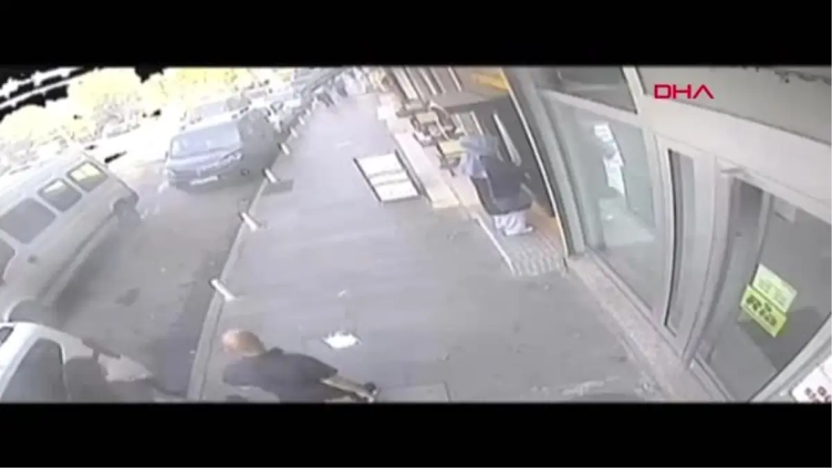 Esenyurt\'ta eski eşini öldürdüğü iddia edilen sanık ve oğlu hakim karşısında