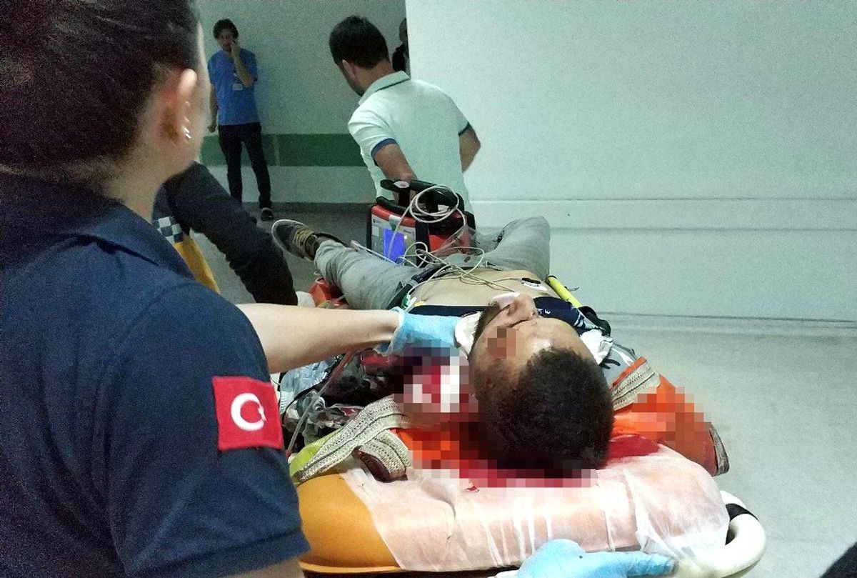 Eşi ve çocuğunun gözü önünde kendini vurdu