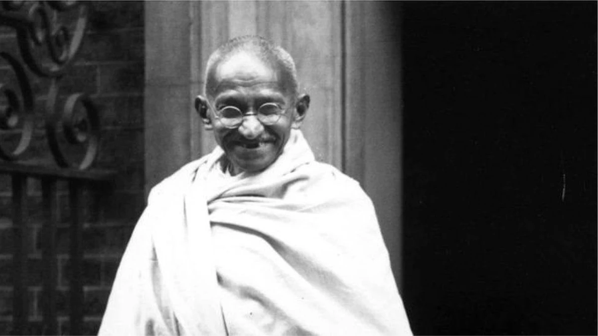 Gandhi\'nin küllerini çalıp fotoğrafının üzerine hain yazdılar