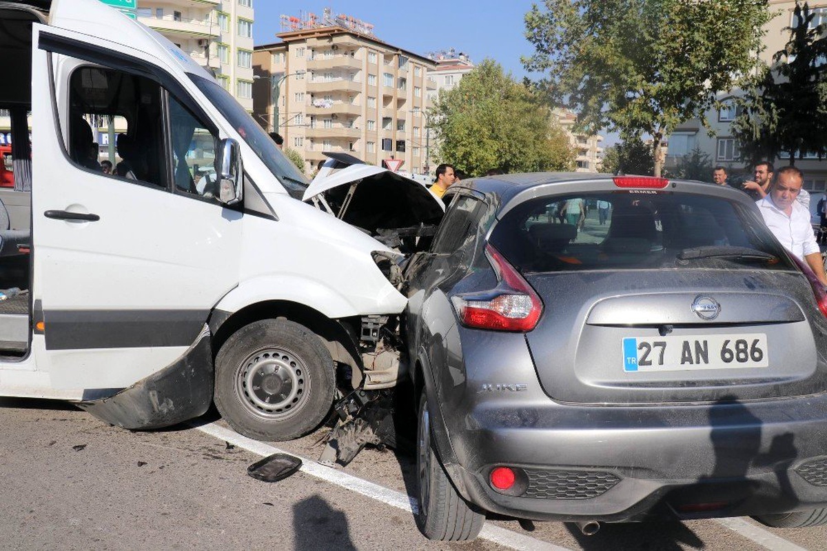Gaziantep\'te öğrenci servisi kaza yaptı: 6 yaralı