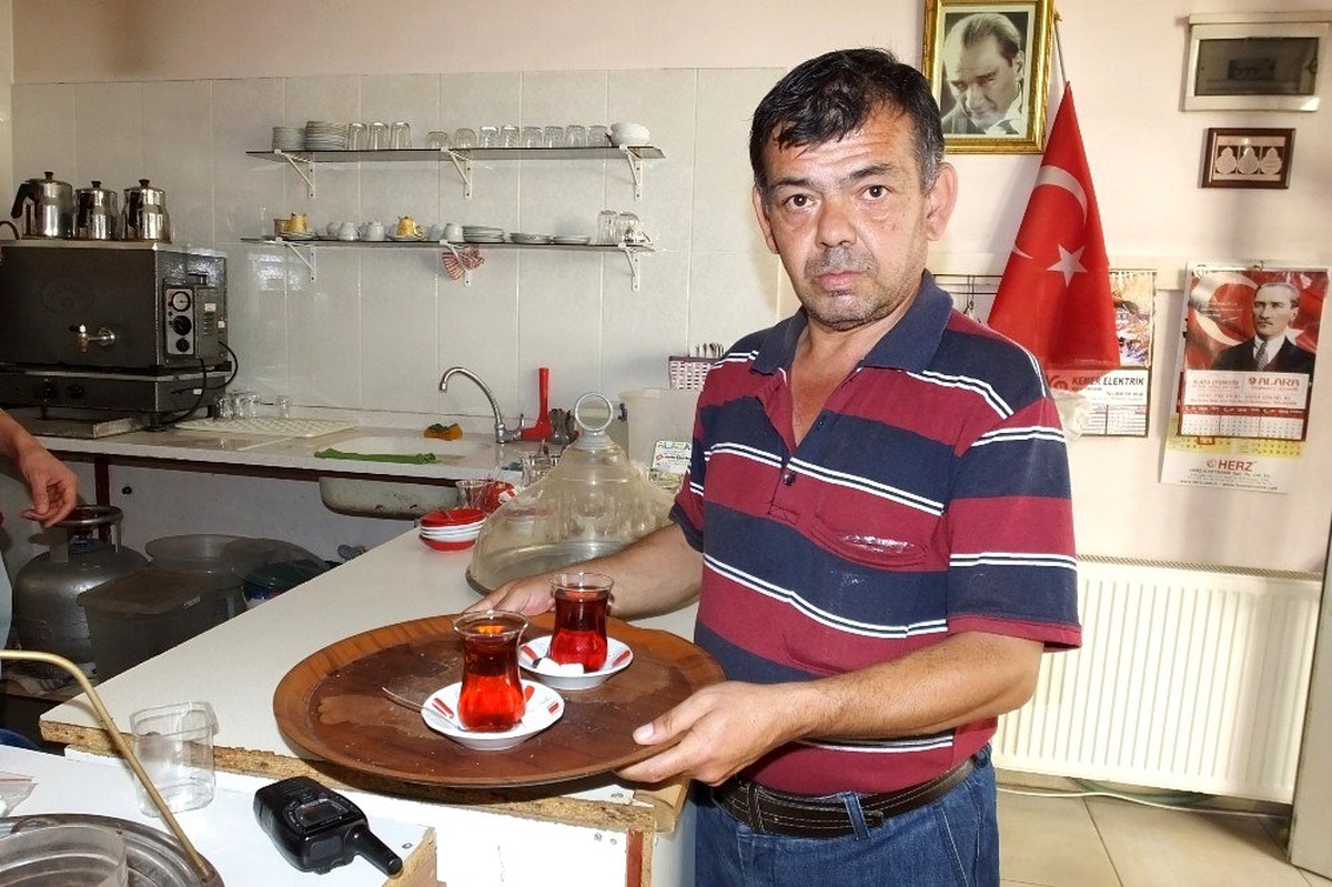 Gündüz çay satıyor, gece şarkı söylüyor