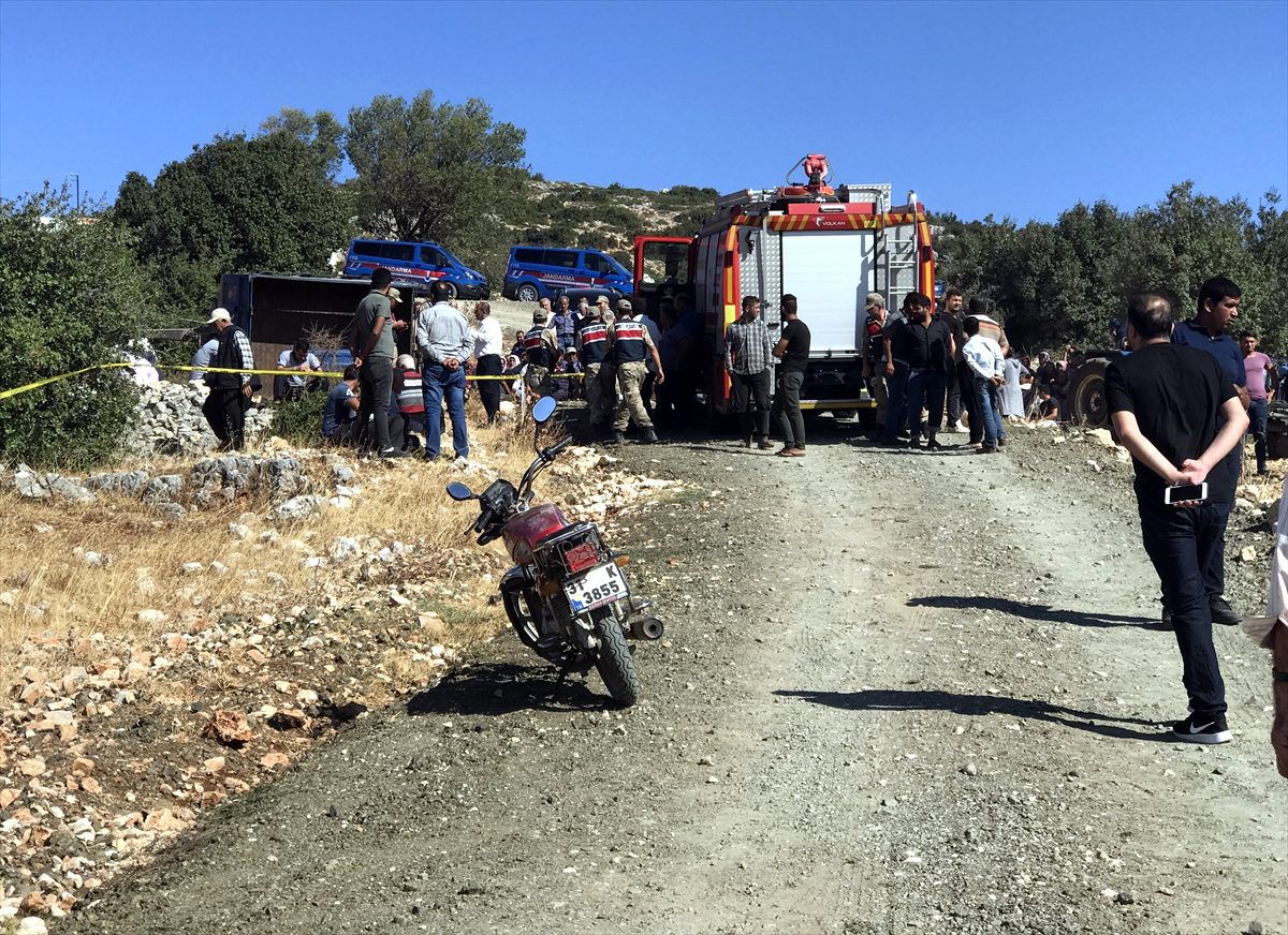 Hatay\'da traktör devrildi: 1 ölü, 1 yaralı
