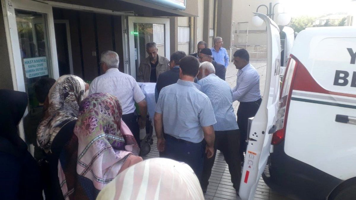 Hollanda\'da öldürülen 2 çocuk annesi memleketi Elazığ\'da toprağa verildi