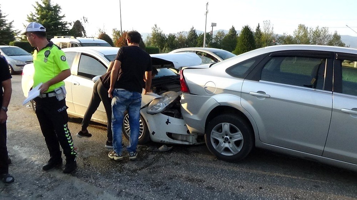 Işıkta bekleyen otomobile arkadan çarptı: 1 yaralı