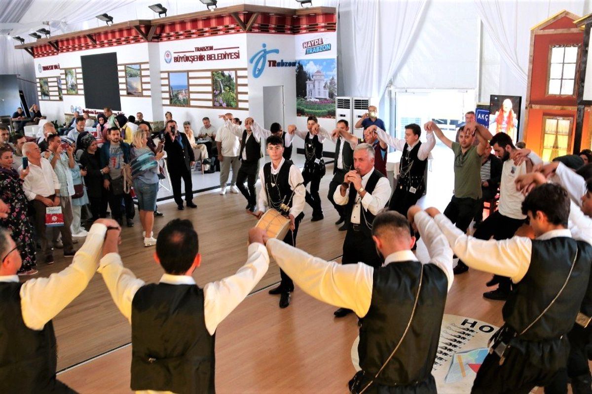 İstanbul\'daki Trabzon tanıtım günlerinde Akçaabat Belediyesi\'nin standına yoğun ilgi
