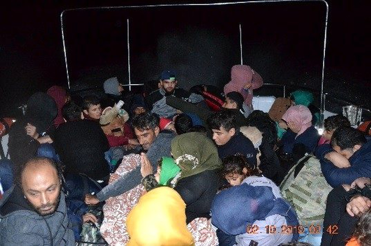 İzmir\'de 59 düzensiz göçmen yakalandı