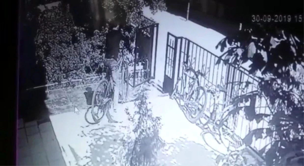İzmir\'de bisiklet hırsızlıkları kameralara yakalandı