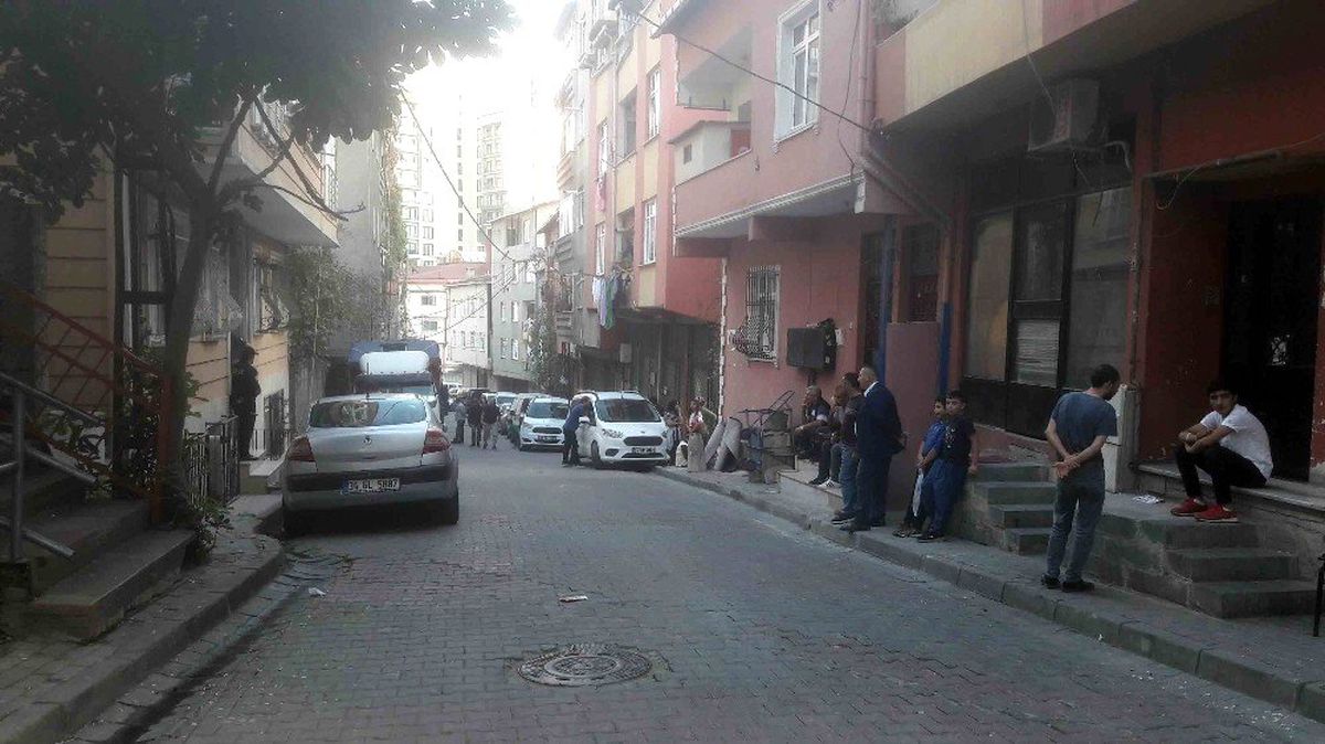 Kağıthane\'de bir polis silahını temizlerken meslektaşını vurdu