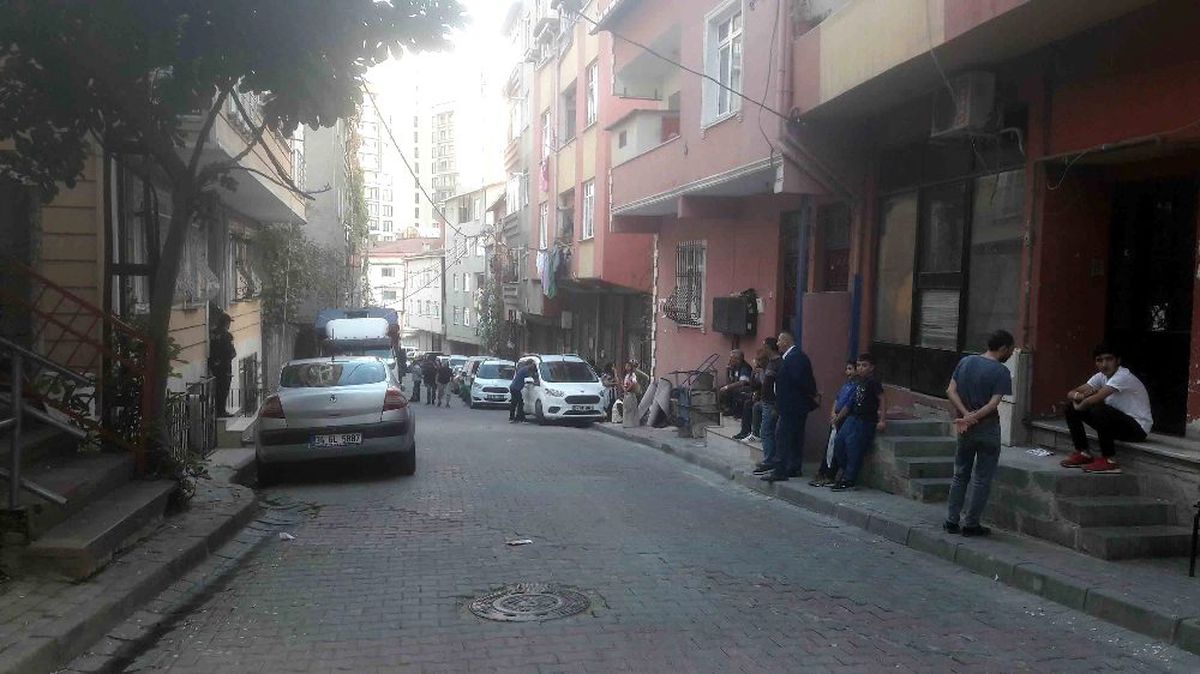Kağıthane\'de bir polis silahını temizlerken meslektaşını vurdu