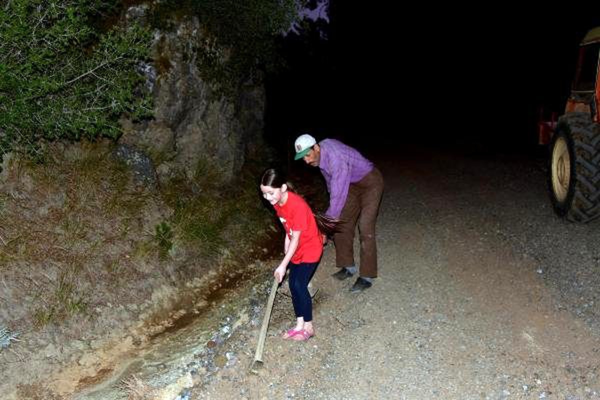 Kızının okula gidebilmesi için veresiye yol yaptırdı