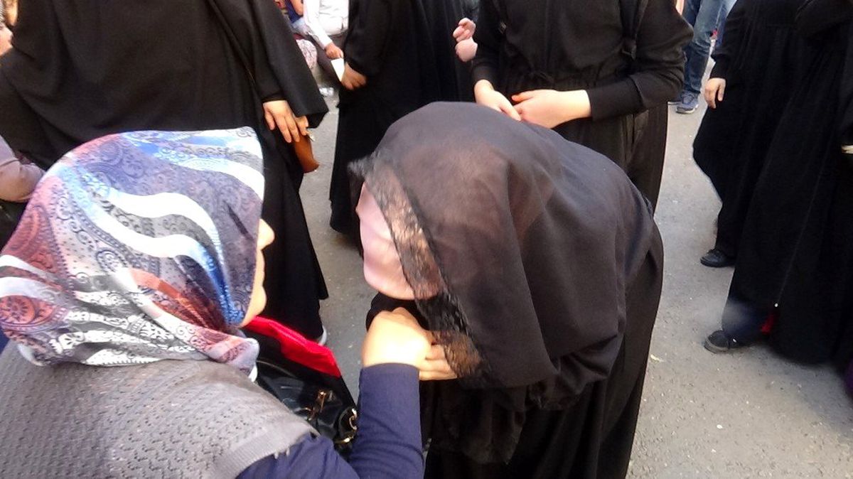 Kur\'an Kursu öğrencilerinden HDP önündeki annelere destek ziyareti