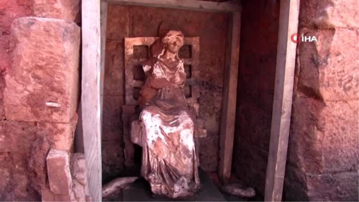Kurul Kalesi\'ndeki kazılarda ortaya çıkan heykelden esinlenildi.