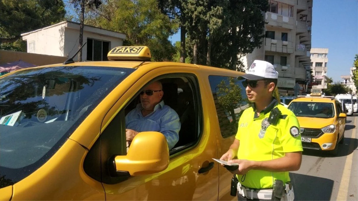 Kuşadası Polisi\'nden " Yaya Güvenliğinin Nöbetçisiyiz " etkinliği