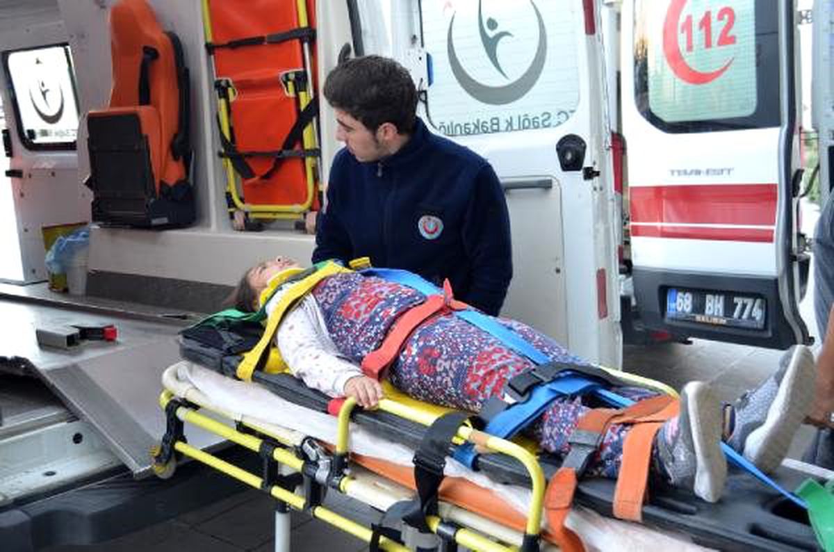 Lastiği patlayan otomobil, şarampole devrildi: 4 yaralı