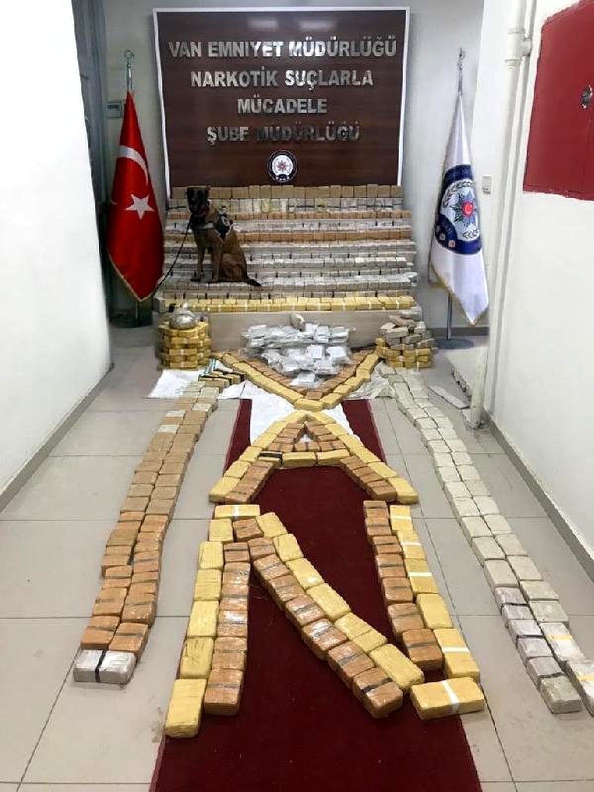 Lisa ile aramada samanlık ve araç deposunda 331 kilo eroin ele geçirildi
