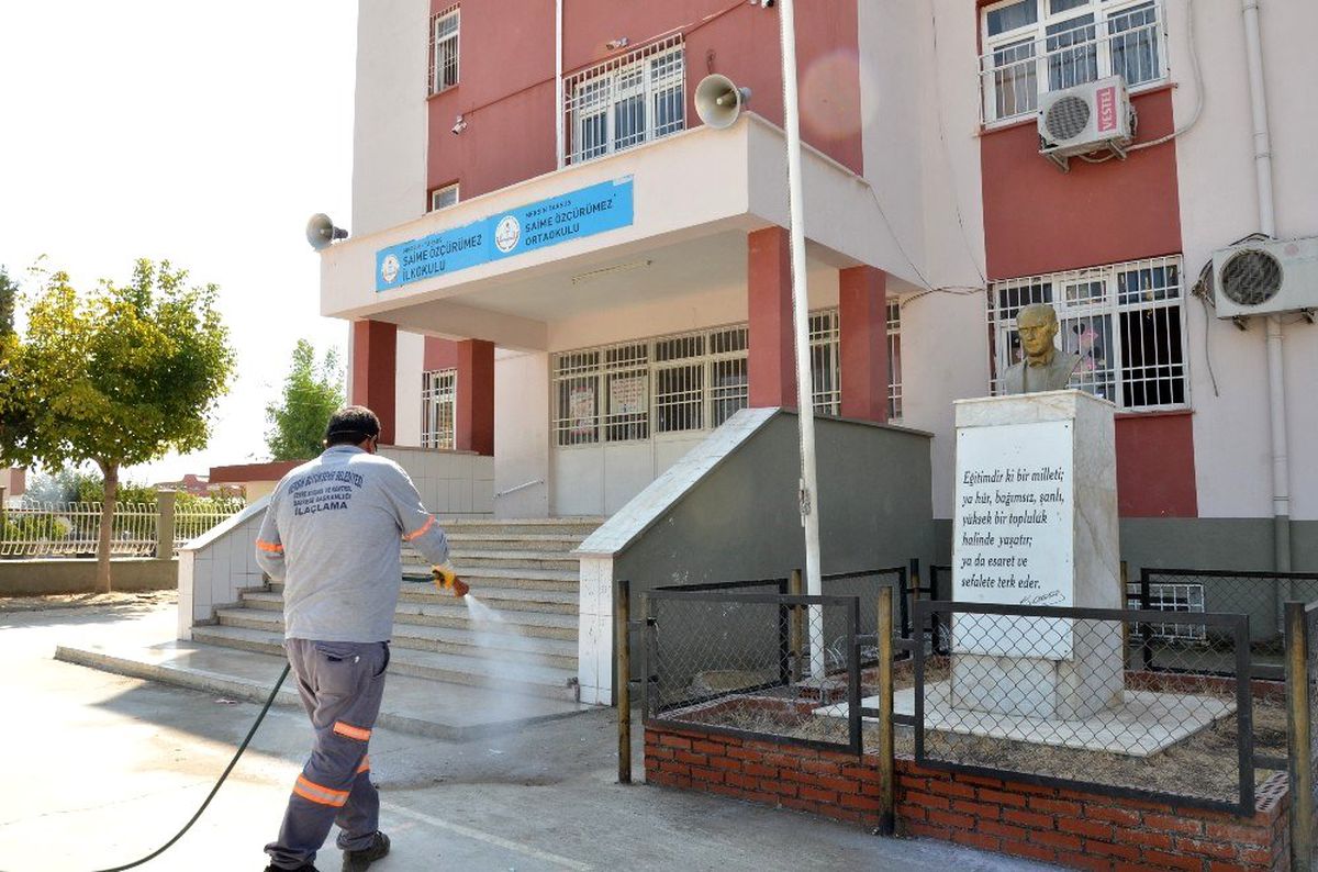 Mersin\'de okullar sürekli ilaçlanıyor