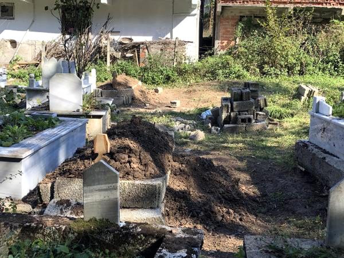 Mezar kazarken ölümün yaşandığı köye muhtardan sağlık ocağı isteği
