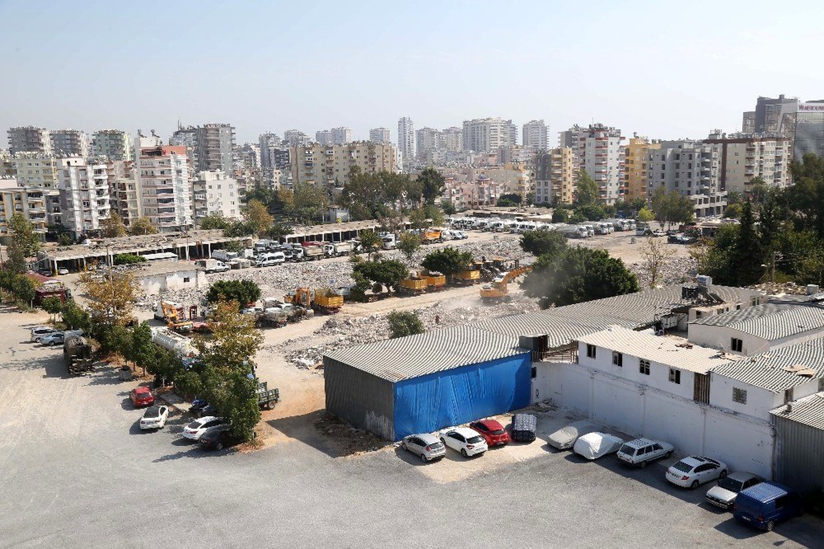 Mezitli\'de kent meydanı için ilk adım atıldı
