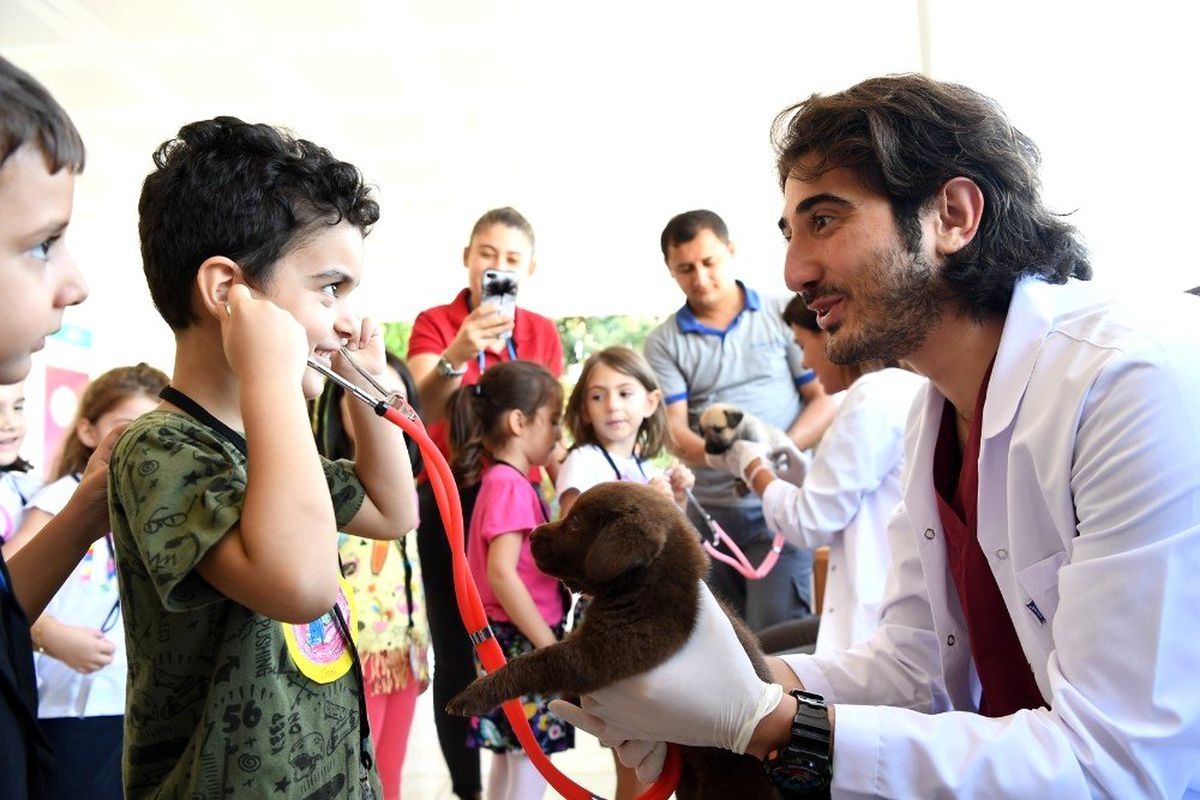 Minik öğrenciler köpeğin kalp atışını dinledi