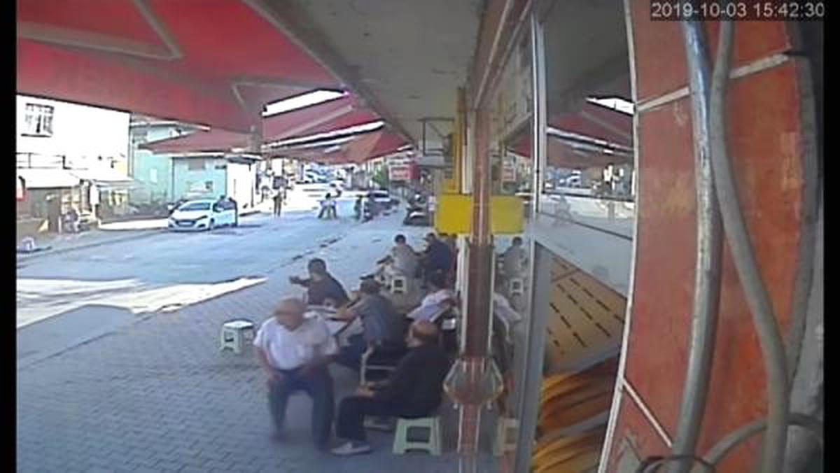 Motosiklet üzerinden silahlı saldırı kamerada