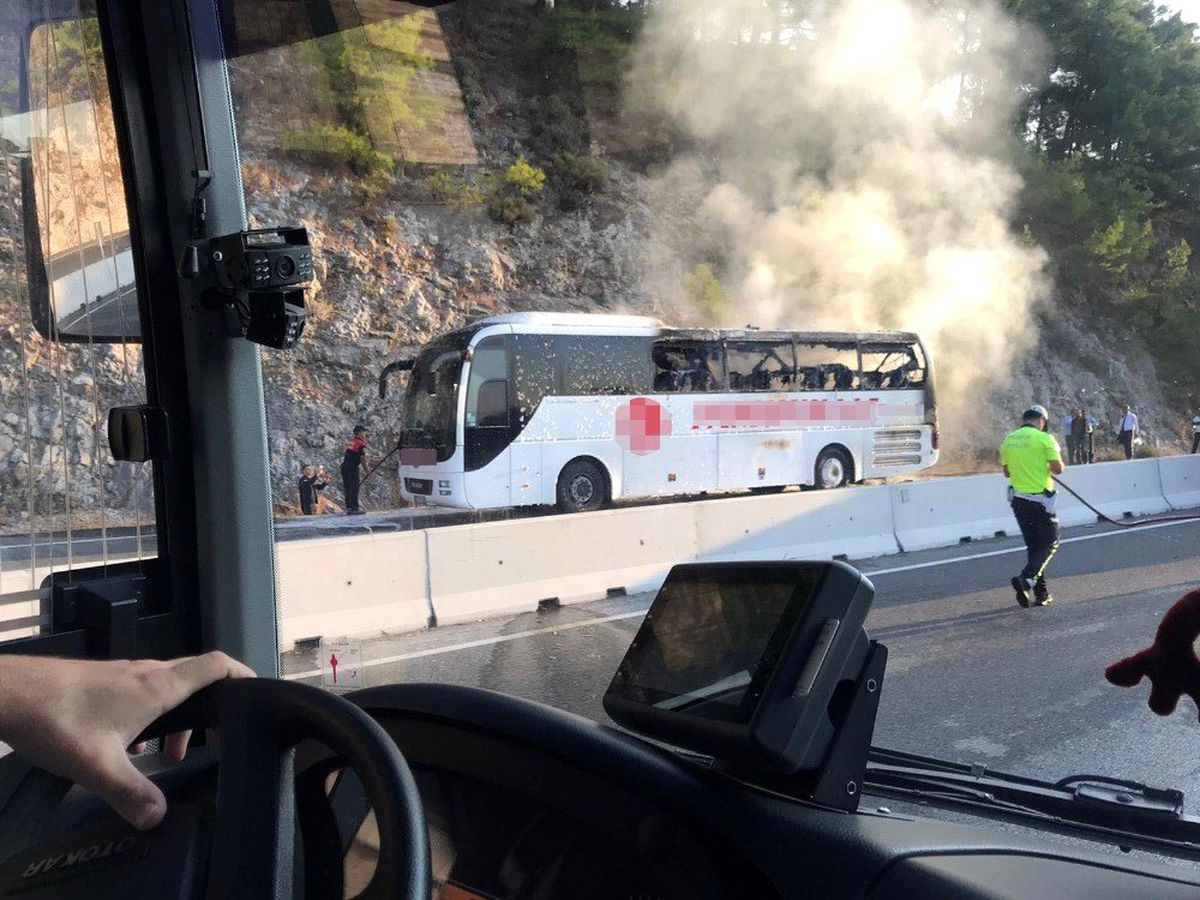 Muğla-Antalya yolu Sakar geçidinde bir yolcu otobüsünde yangın çıktı.