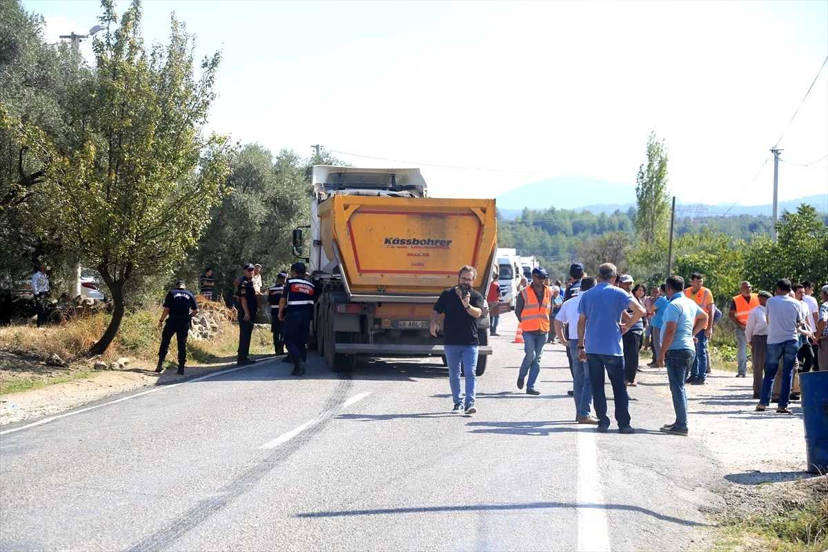 Muğla\'da tırla çarpışan traktörün sürücüsü öldü