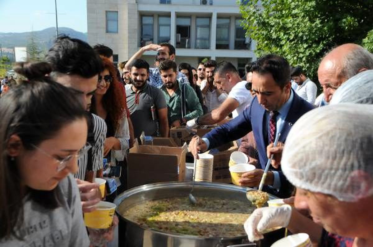 Munzur üniversitesi, 6 bin kişiye aşure ikram etti