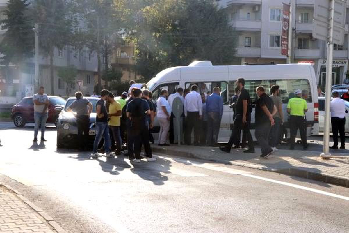 Öğrenci servisi ve 2 araç çarpıştı: 6 yaralı