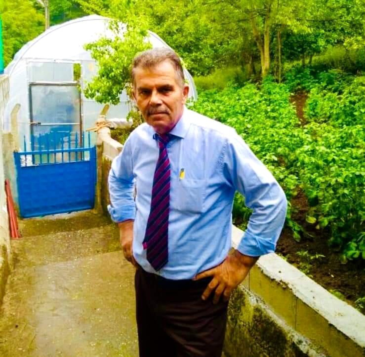 Ölen komşusu için mezar kazarken öldü
