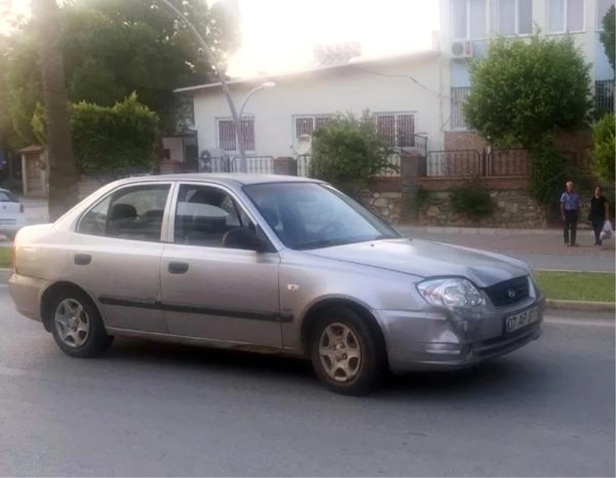 Otomobilin çarpan kadın kurtarılamadı