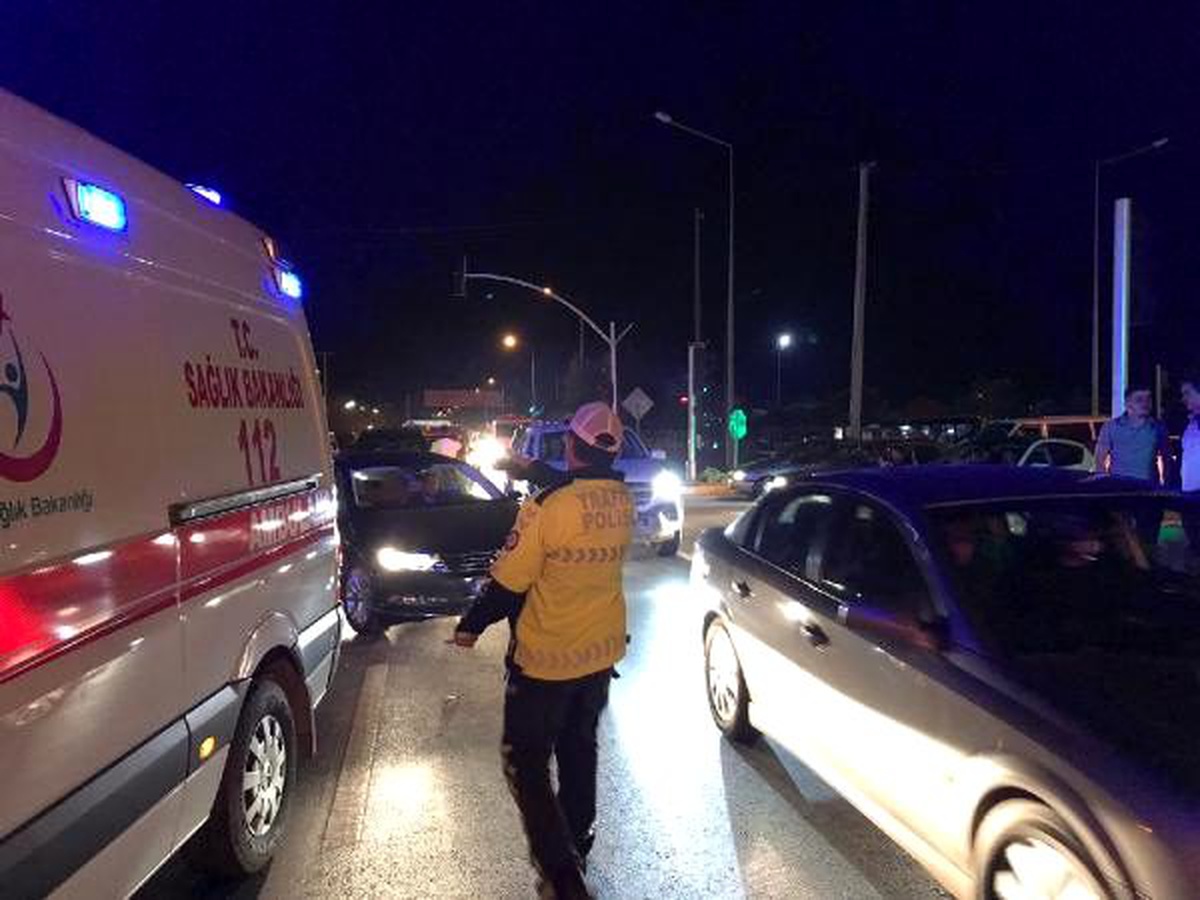 Otomobilin çarptığı 2 üniversite öğrencisi yaralandı