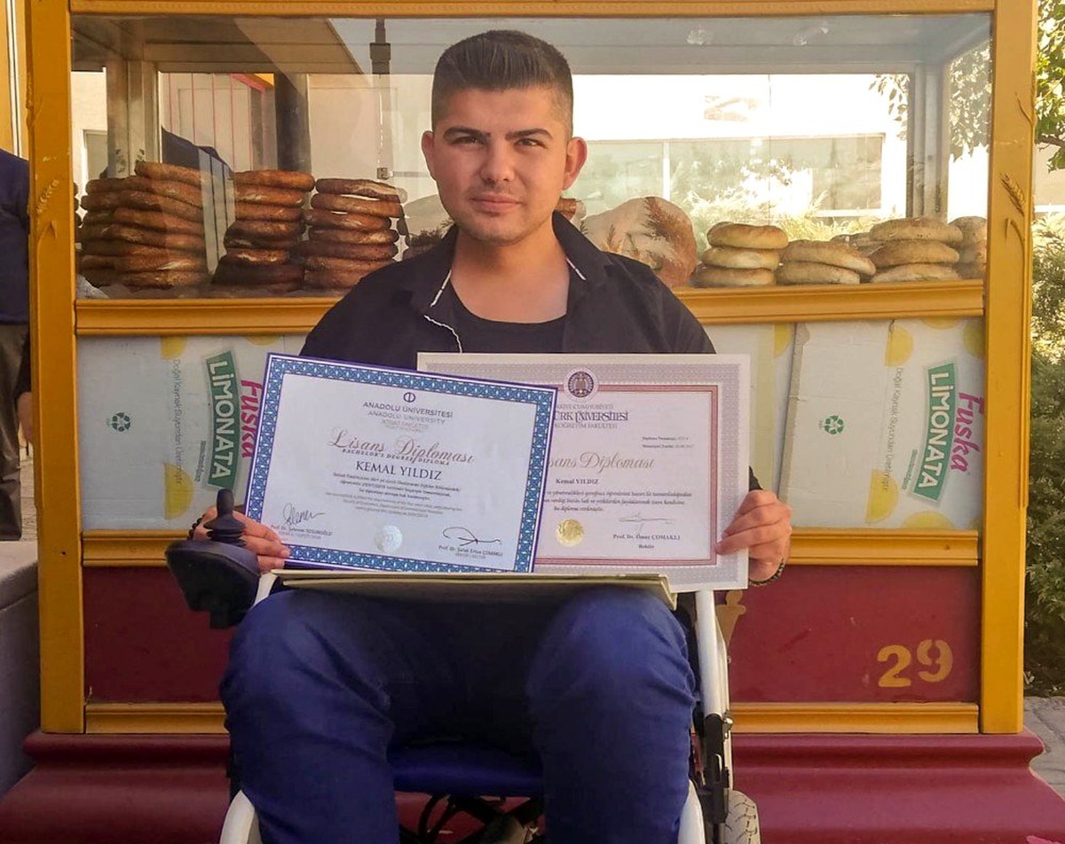 (Özel) Kas hastası Kemal, Cumhurbaşkanı Erdoğan\'a yazdığı şiiri okumak istiyor