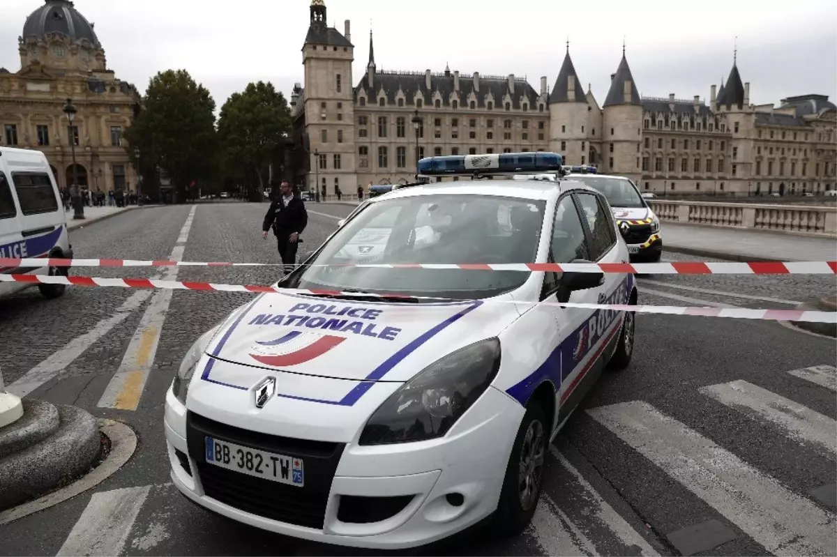 Paris\'teki bıçaklı saldırgan polis çıktı: 4 ölü