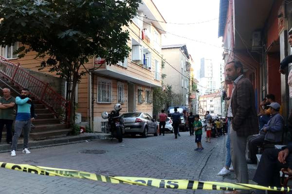 Polis tabancasını temizlerken kazayla meslektaşını vurdu