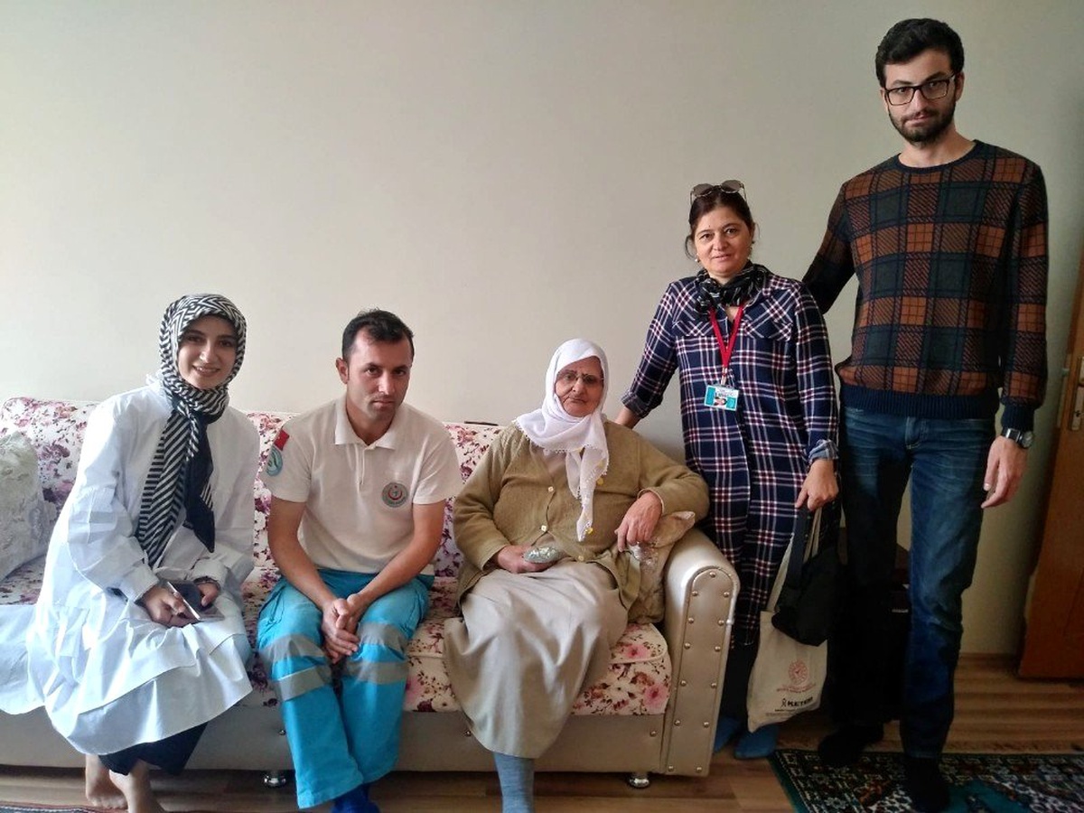 Sağlık personellerinden yaşlılara ziyaret