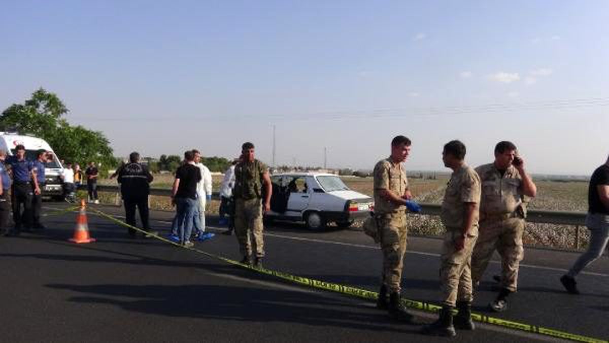 Şanlıurfa\'da otomobile silahlı saldırı: 3 ölü