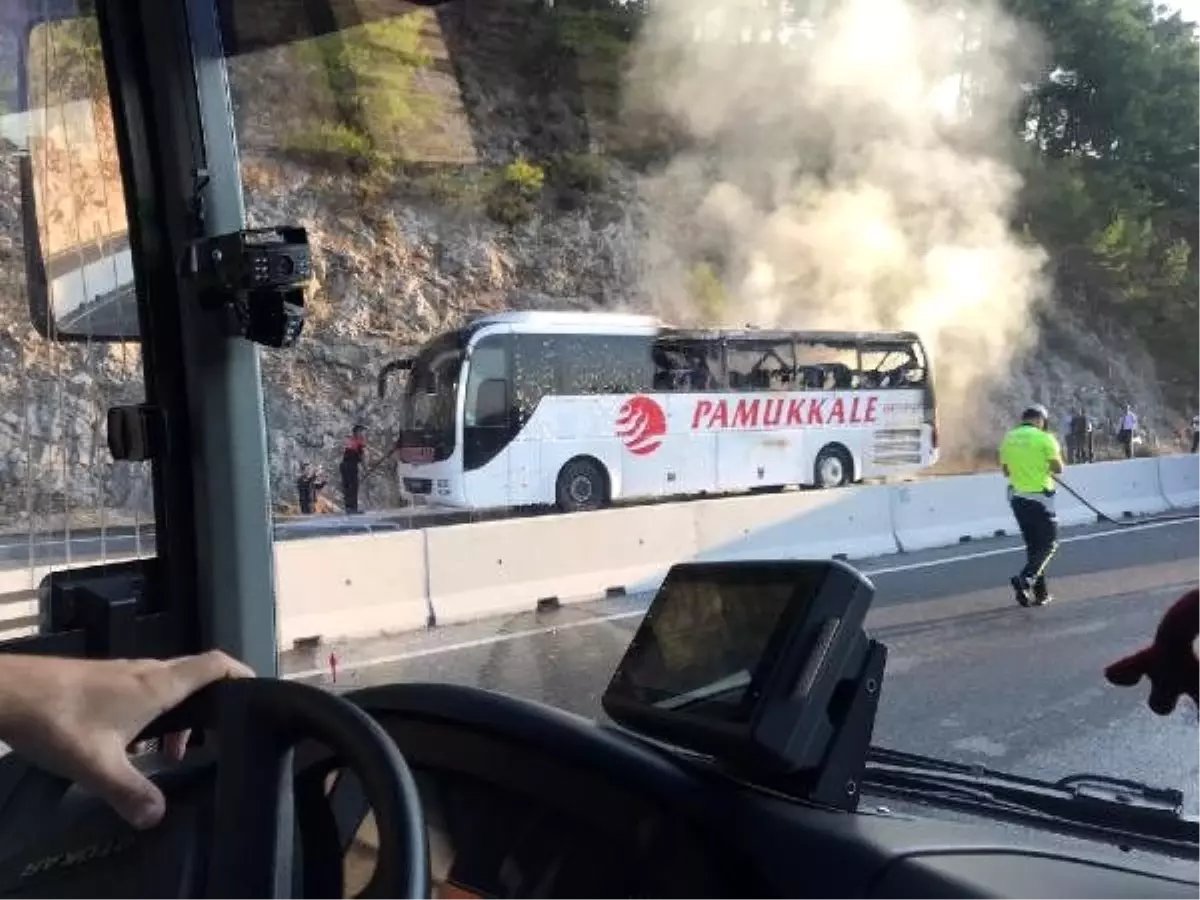 Seyir halindeki yolcu otobüsü, alev alev yandı