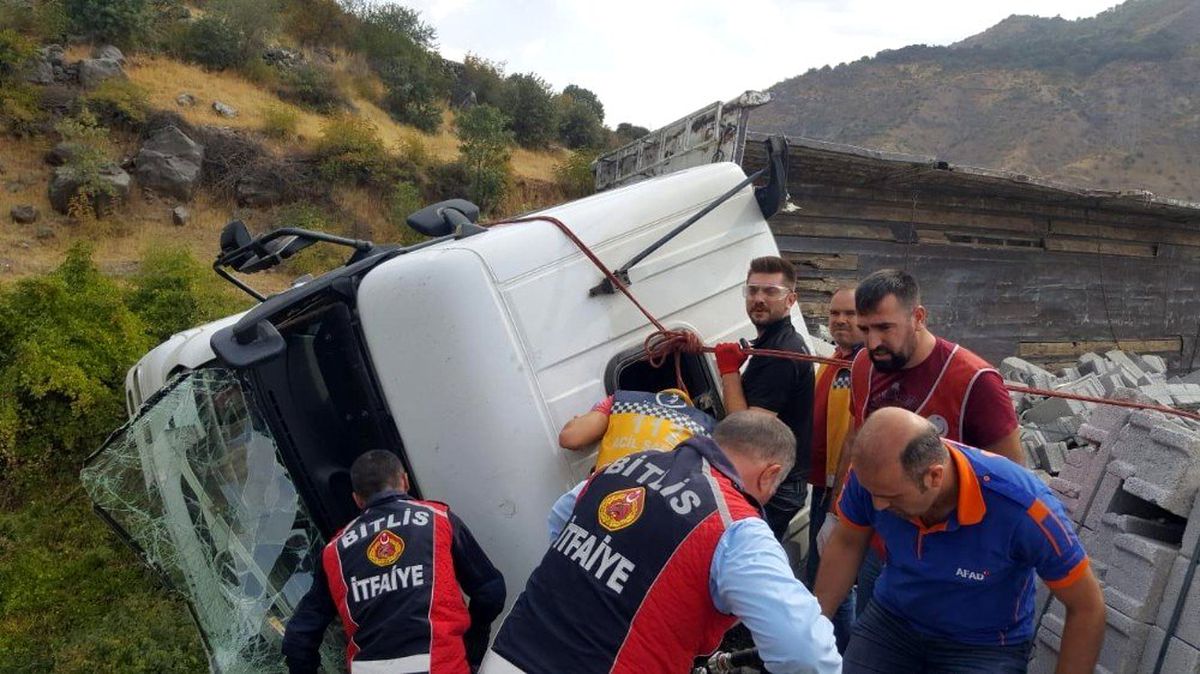 Siirt\'te virajı alamayan tuğla yüklü tır devrildi: 2 yaralı